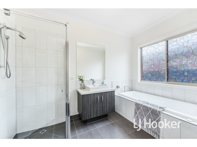 8 Bankton Avenue, Cranbourne East VIC 3977