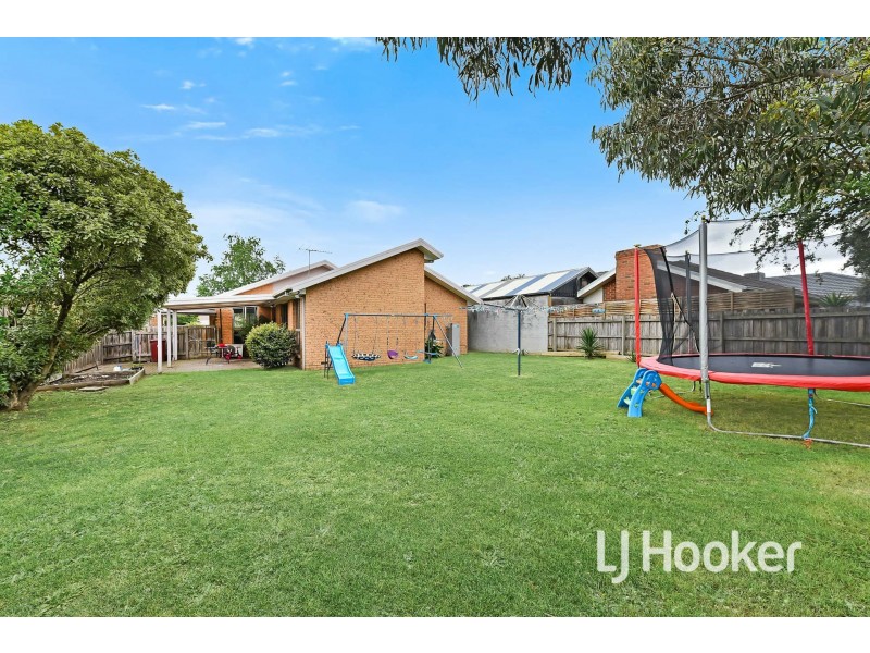 48 Lawless Drive, Cranbourne North VIC 3977