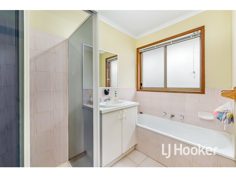 48 Lawless Drive, Cranbourne North VIC 3977