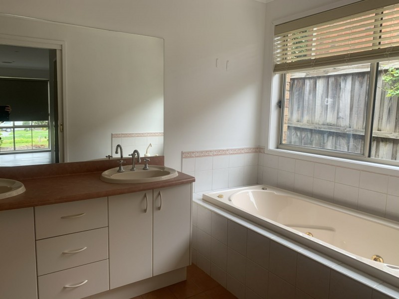 74 Jerilderie Drive, Berwick VIC 3806