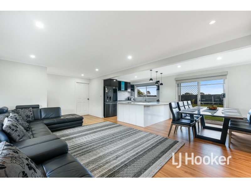 71 Gipps Crescent, Cranbourne North VIC 3977