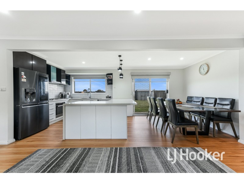 71 Gipps Crescent, Cranbourne North VIC 3977