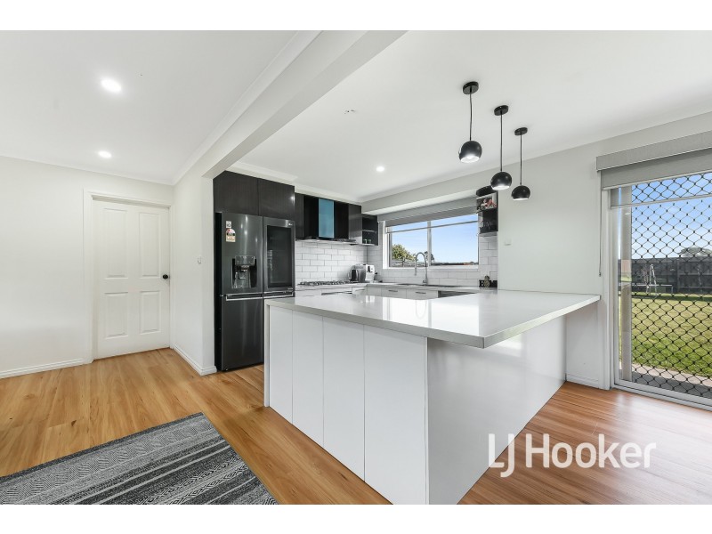 71 Gipps Crescent, Cranbourne North VIC 3977