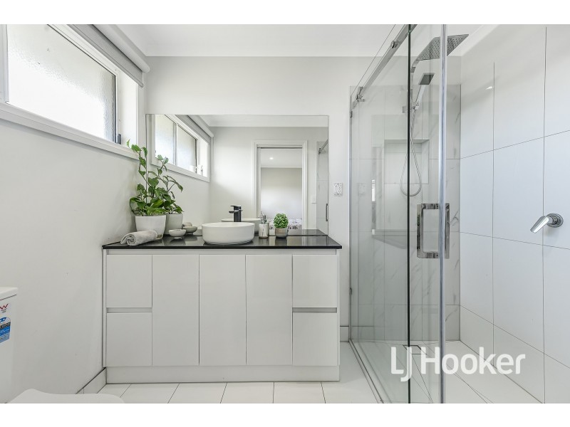 71 Gipps Crescent, Cranbourne North VIC 3977