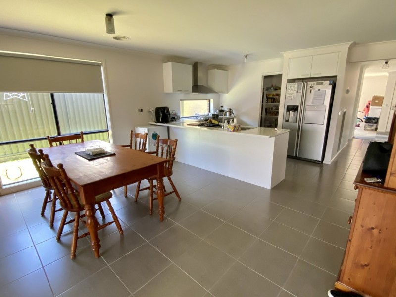 3 Bellsquarry Avenue, Cranbourne East VIC 3977