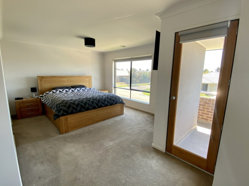 3 Bellsquarry Avenue, Cranbourne East VIC 3977