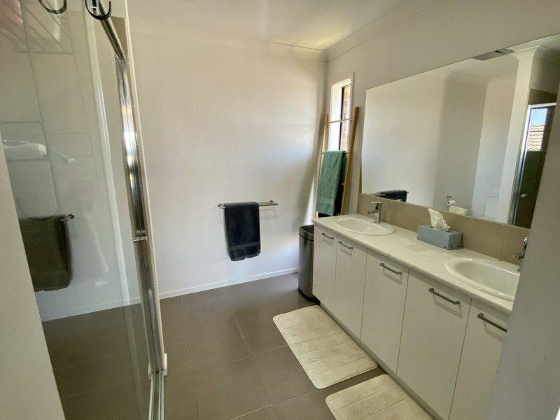 3 Bellsquarry Avenue, Cranbourne East VIC 3977