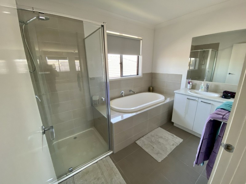 3 Bellsquarry Avenue, Cranbourne East VIC 3977