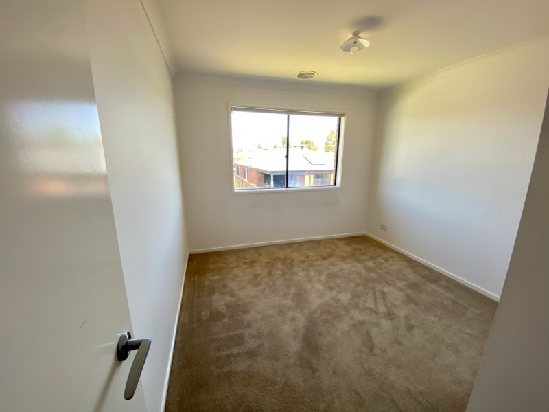 3 Bellsquarry Avenue, Cranbourne East VIC 3977