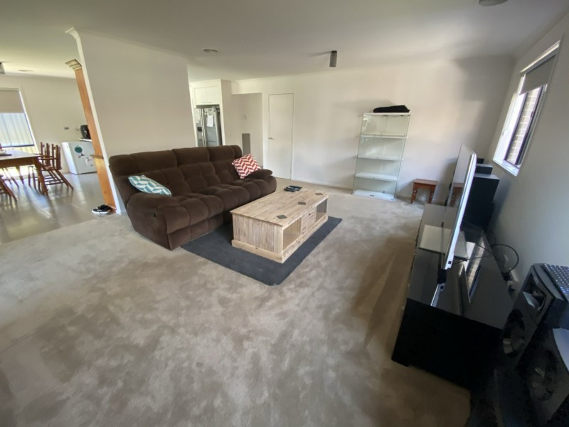 3 Bellsquarry Avenue, Cranbourne East VIC 3977