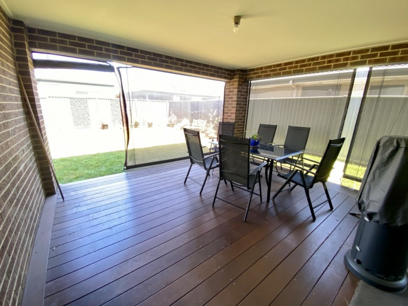 3 Bellsquarry Avenue, Cranbourne East VIC 3977