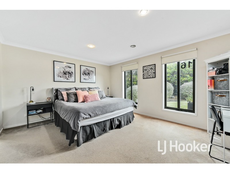 16 St Mellion Court, Cranbourne VIC 3977