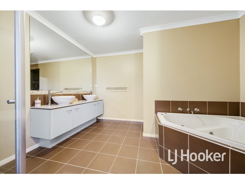 4 Carnavon Street, Cranbourne East VIC 3977