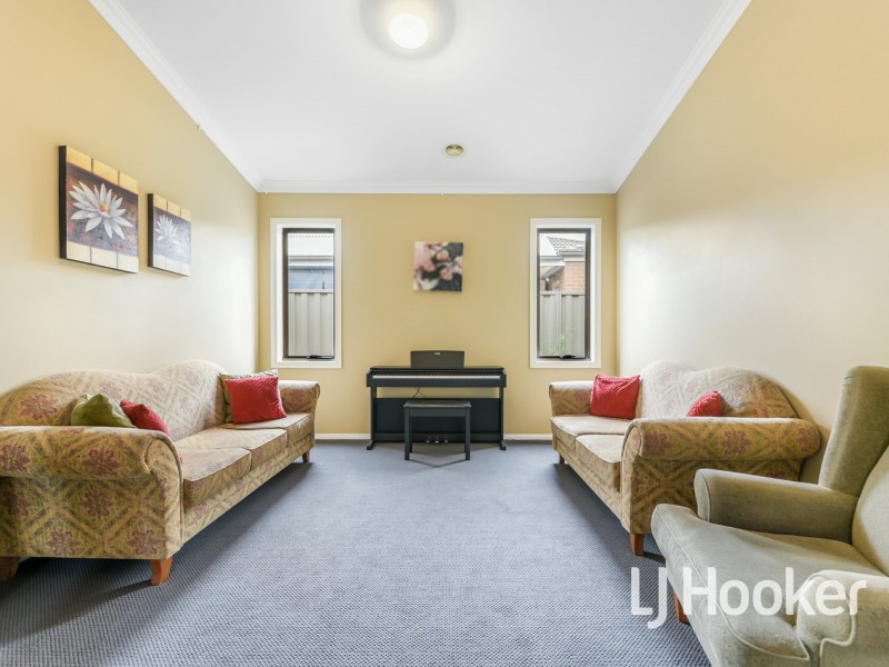 4 Carnavon Street, Cranbourne East VIC 3977