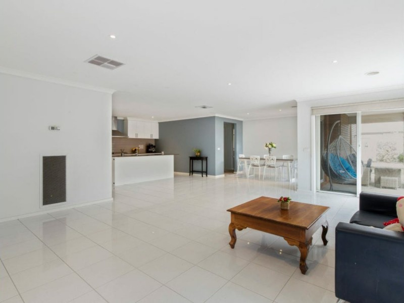 4 Firebird Street, Cranbourne East VIC 3977