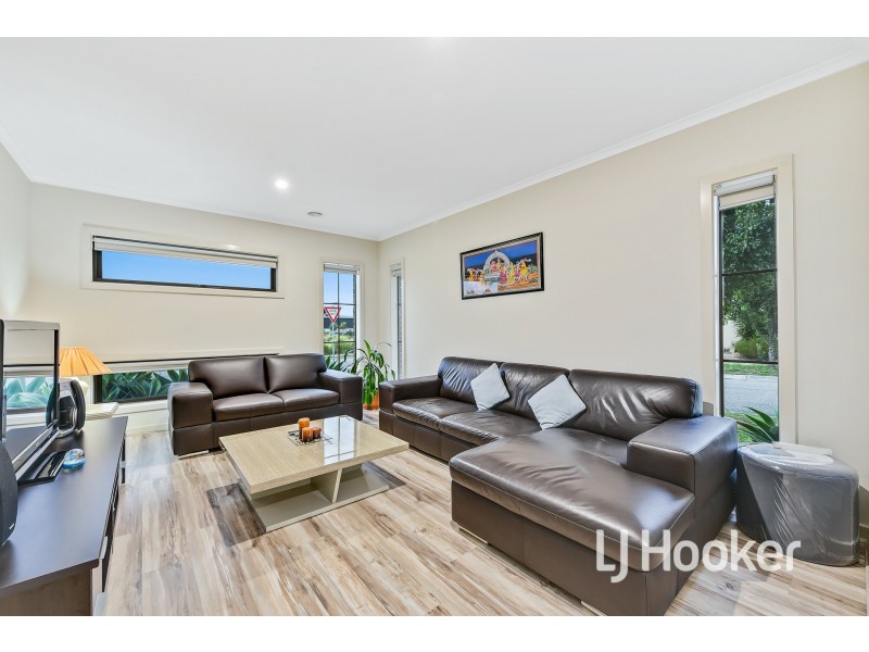 10 Ferrari Drive, Cranbourne East VIC 3977