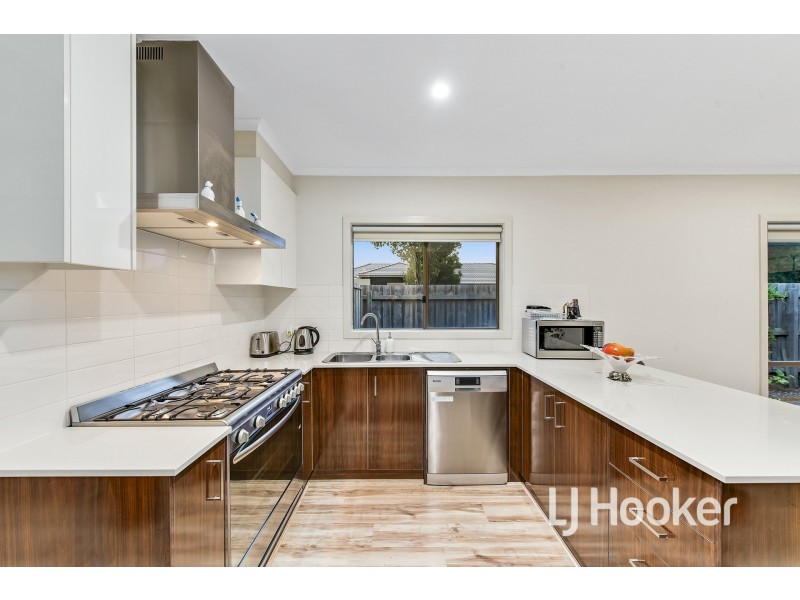 10 Ferrari Drive, Cranbourne East VIC 3977