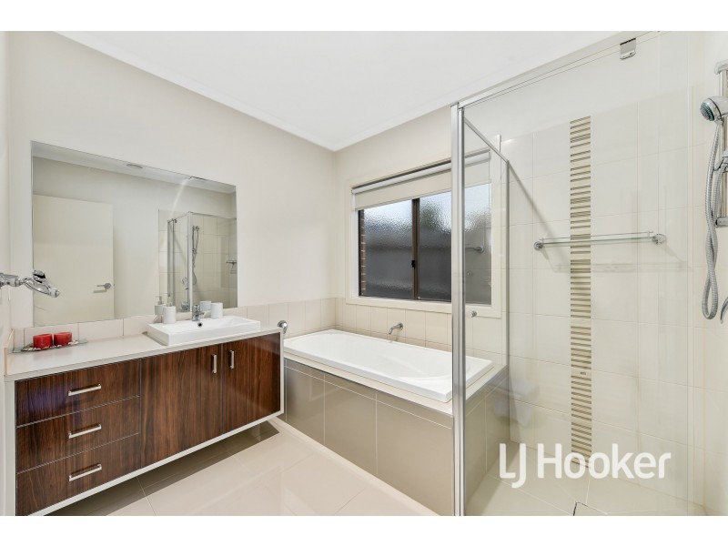 10 Ferrari Drive, Cranbourne East VIC 3977