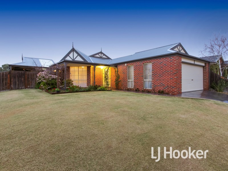 2 Bundoran Avenue, Cranbourne VIC 3977