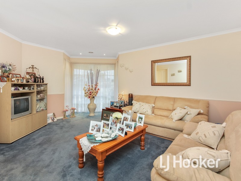 2 Bundoran Avenue, Cranbourne VIC 3977