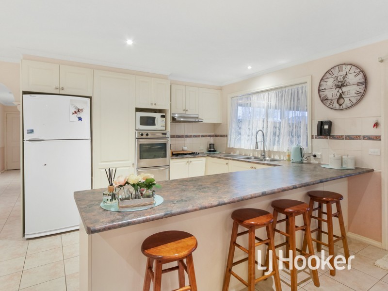 2 Bundoran Avenue, Cranbourne VIC 3977