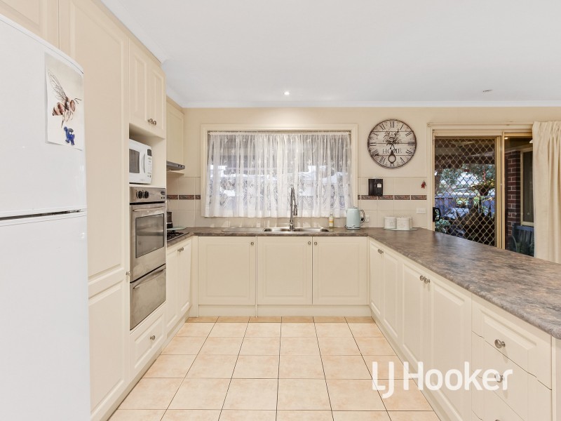 2 Bundoran Avenue, Cranbourne VIC 3977