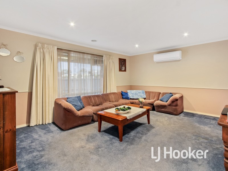 2 Bundoran Avenue, Cranbourne VIC 3977
