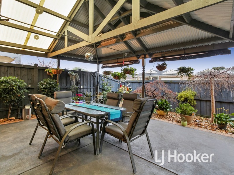 2 Bundoran Avenue, Cranbourne VIC 3977