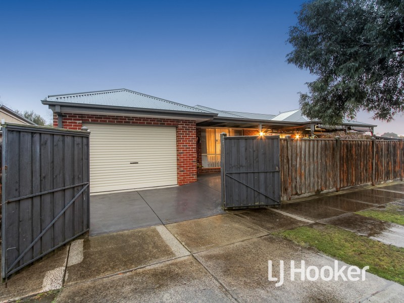 2 Bundoran Avenue, Cranbourne VIC 3977