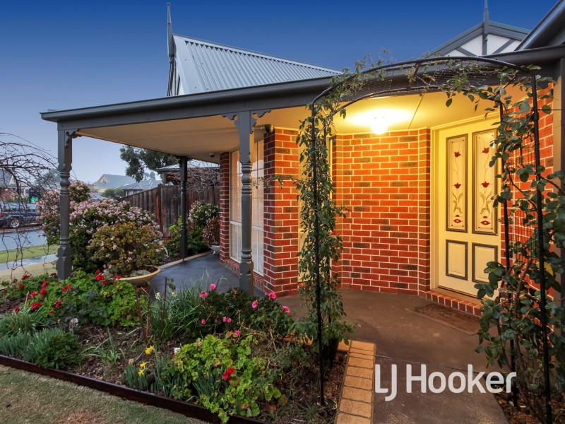 2 Bundoran Avenue, Cranbourne VIC 3977