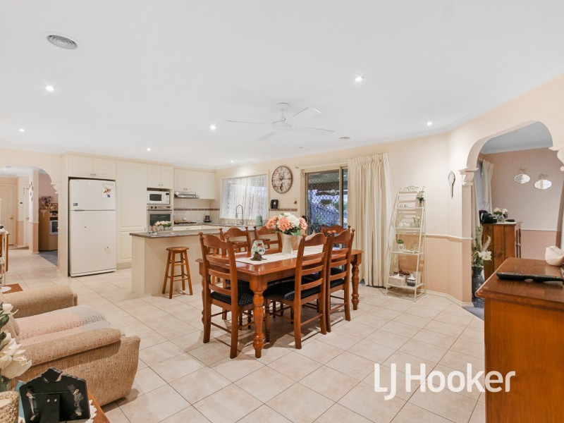 2 Bundoran Avenue, Cranbourne VIC 3977