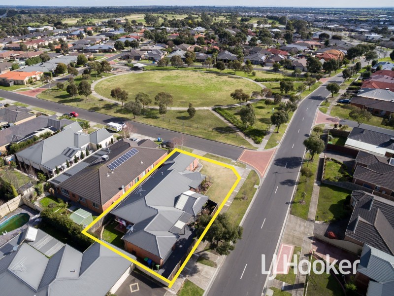 2 Bundoran Avenue, Cranbourne VIC 3977