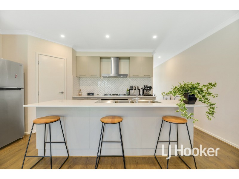 15 Landsdowne Avenue, Clyde North VIC 3978