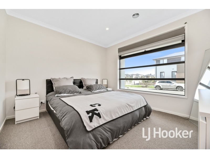 15 Landsdowne Avenue, Clyde North VIC 3978