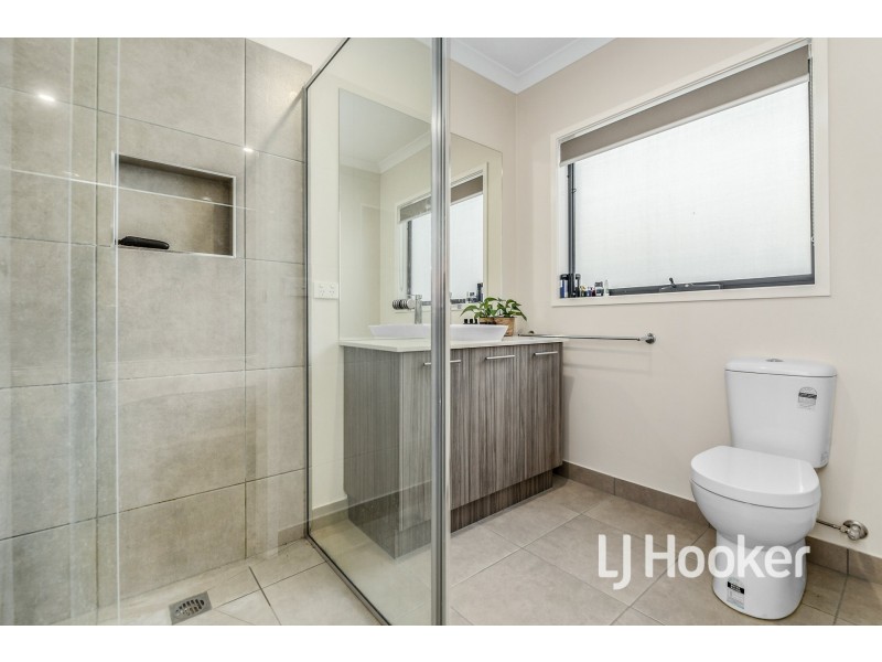 15 Landsdowne Avenue, Clyde North VIC 3978