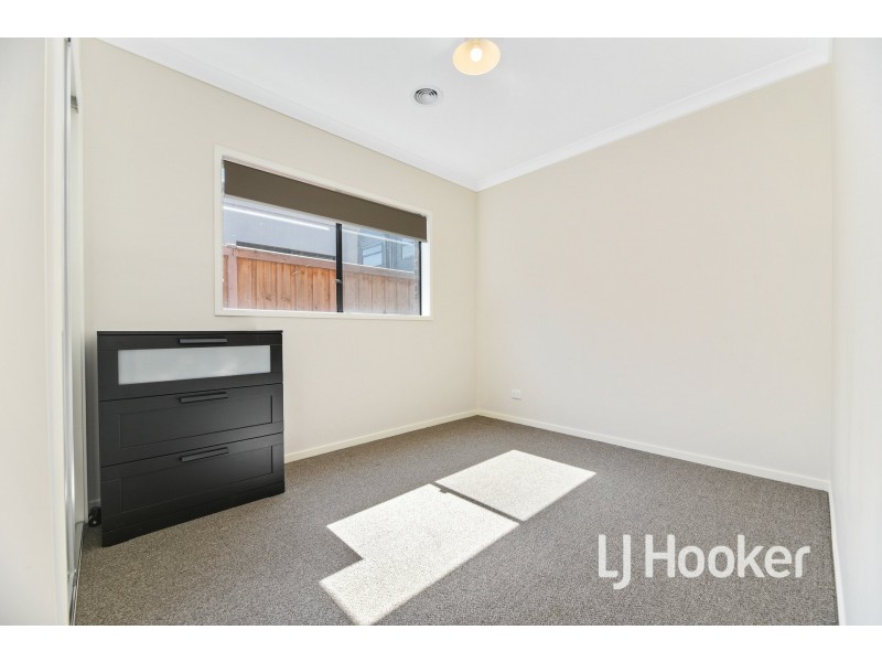 15 Landsdowne Avenue, Clyde North VIC 3978