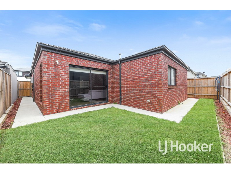 15 Landsdowne Avenue, Clyde North VIC 3978