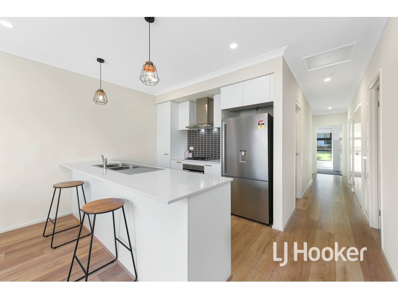 11 Supplejack walk, Cranbourne North VIC 3977