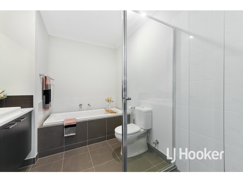 11 Supplejack walk, Cranbourne North VIC 3977