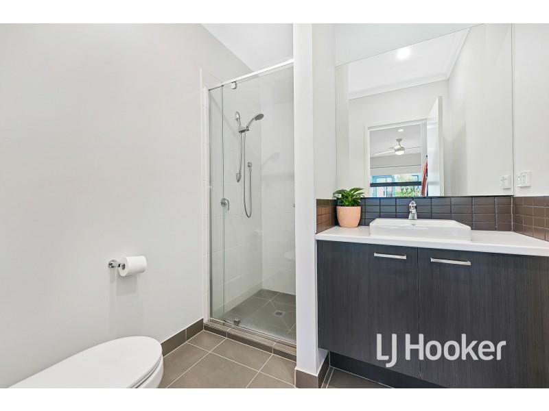 11 Supplejack walk, Cranbourne North VIC 3977