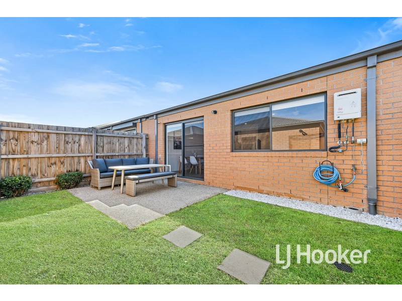 11 Supplejack walk, Cranbourne North VIC 3977