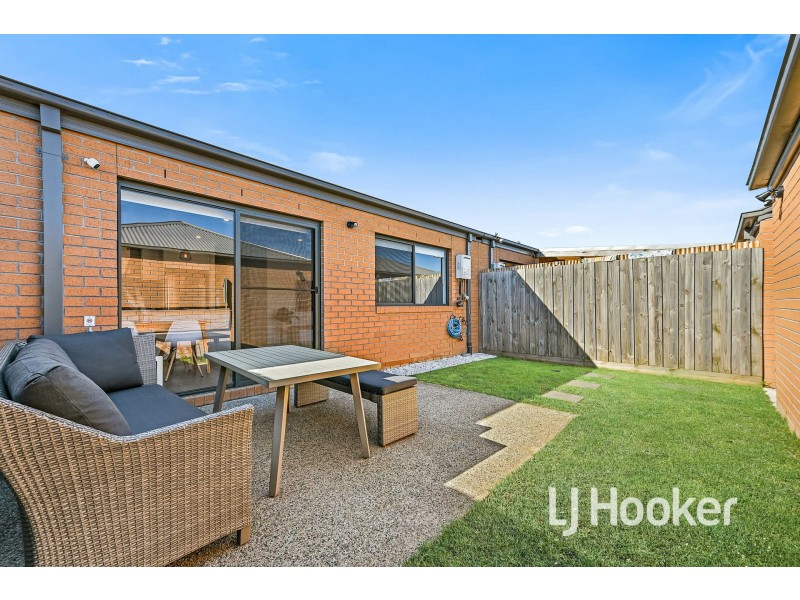 11 Supplejack walk, Cranbourne North VIC 3977