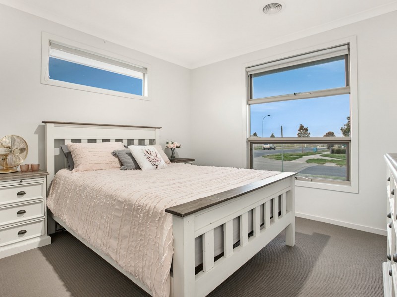 57 Royal Oak Crescent, Cranbourne East VIC 3977