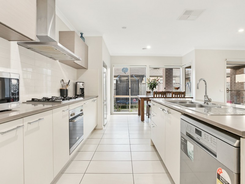 57 Royal Oak Crescent, Cranbourne East VIC 3977