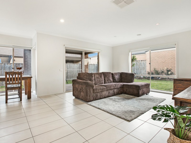 57 Royal Oak Crescent, Cranbourne East VIC 3977