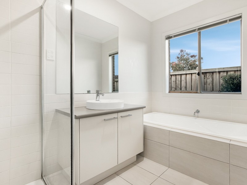 57 Royal Oak Crescent, Cranbourne East VIC 3977