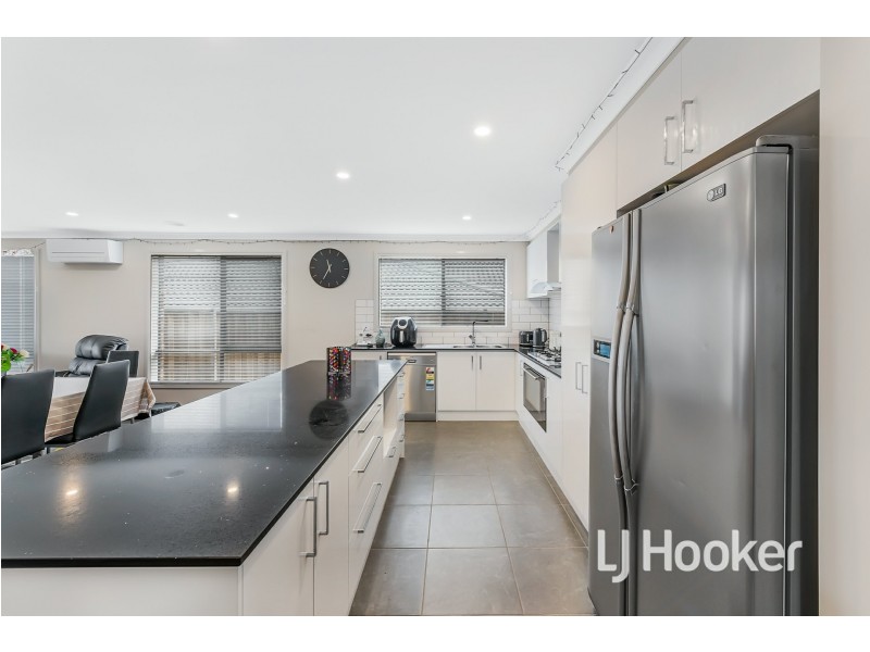 6 Sark Street, Clyde North VIC 3978