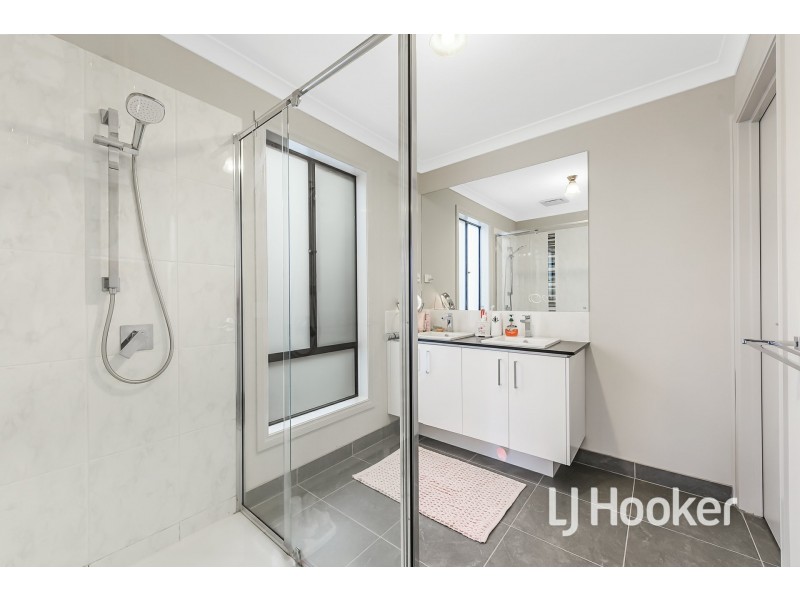 6 Sark Street, Clyde North VIC 3978