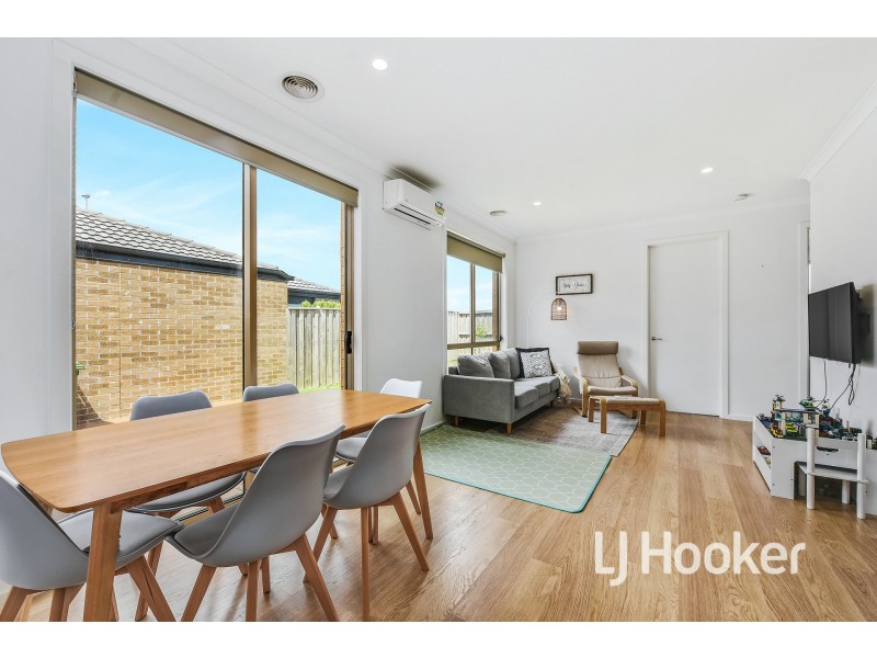 10 Galaxias Court, Clyde North VIC 3978