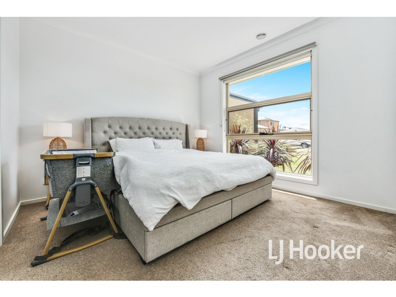 10 Galaxias Court, Clyde North VIC 3978
